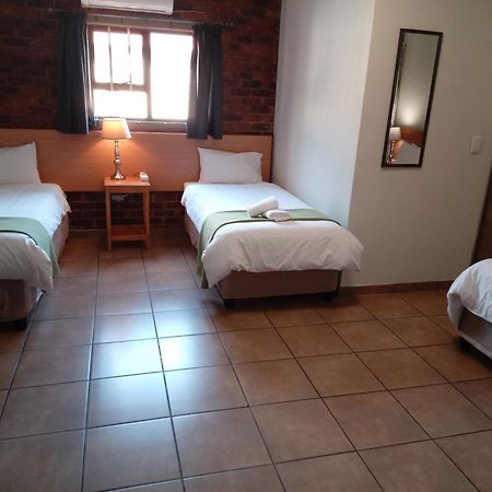 24 Onvrey Guest House Boksburg Esterno foto