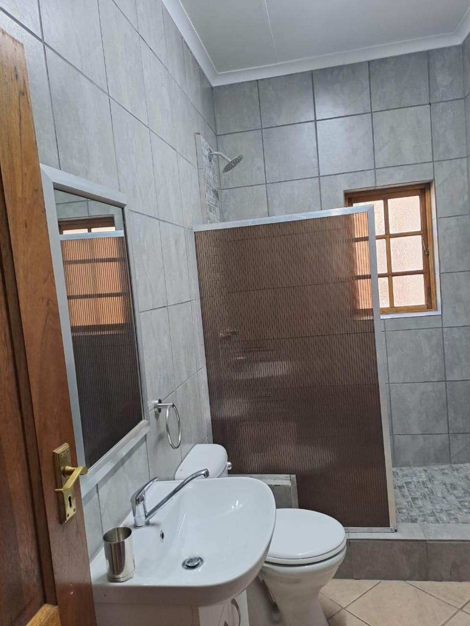 24 Onvrey Guest House Boksburg Esterno foto