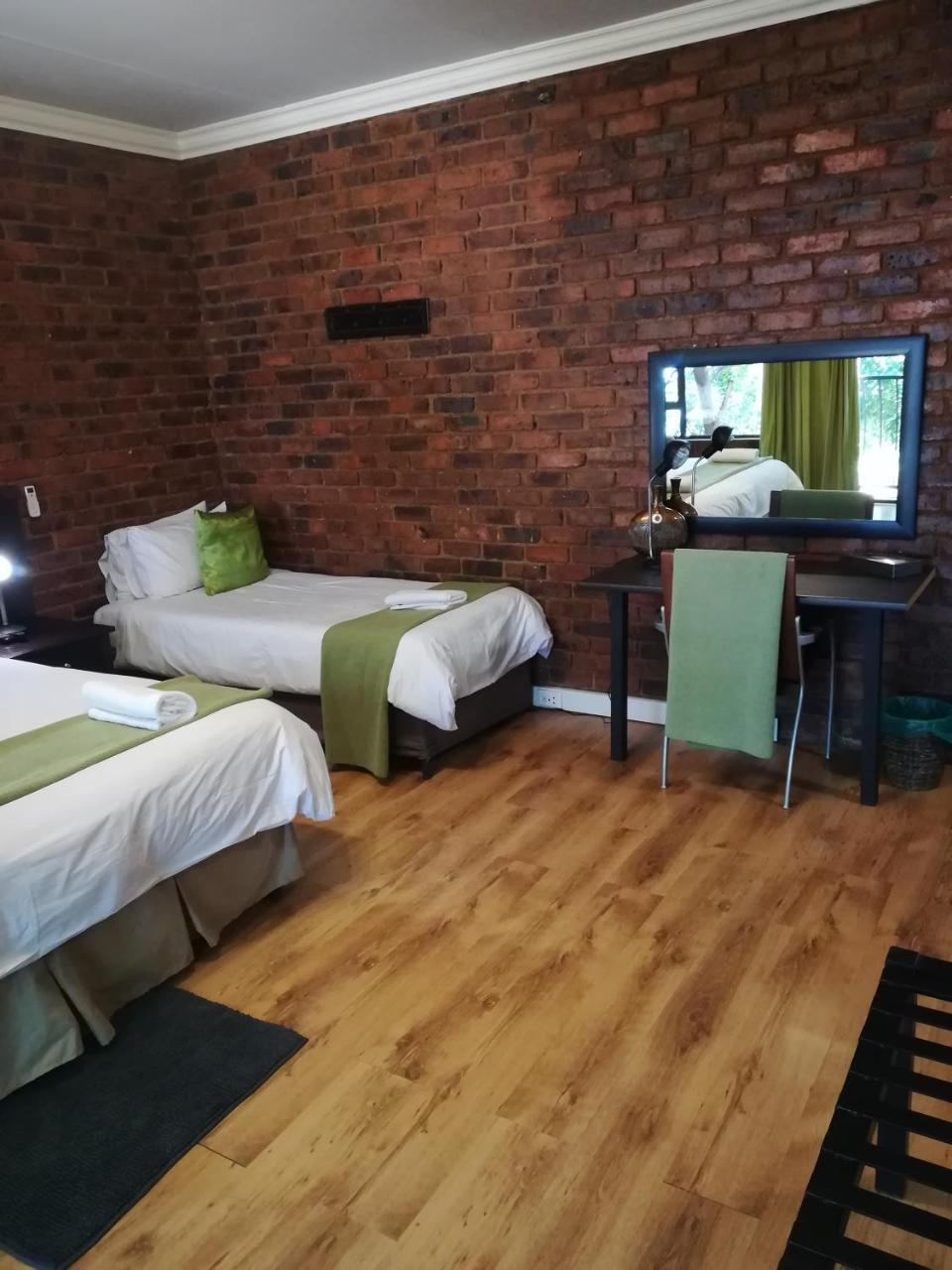 24 Onvrey Guest House Boksburg Esterno foto