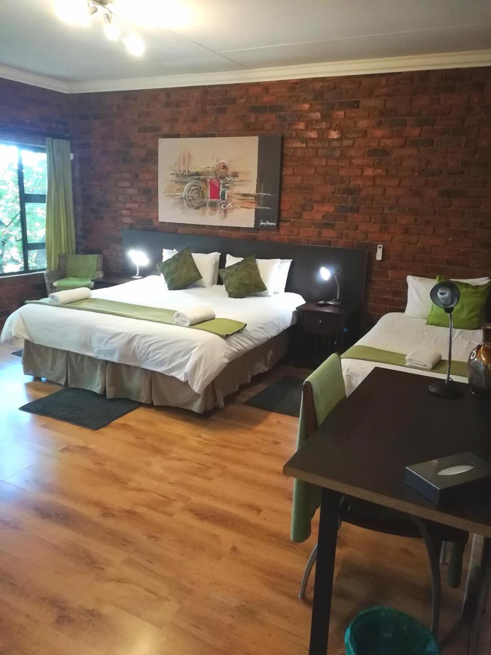 24 Onvrey Guest House Boksburg Esterno foto